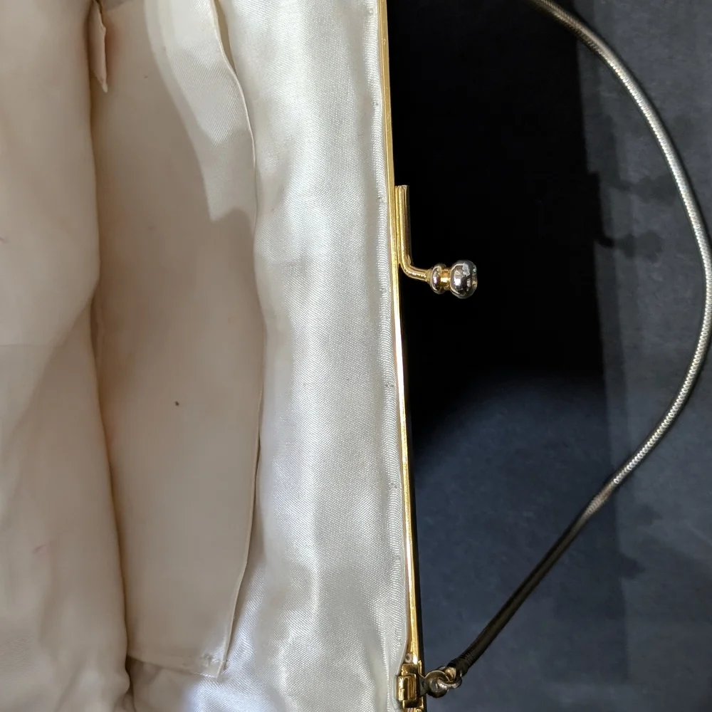 Walborg Elegant White Beaded Handbag - Picture 7 of 9